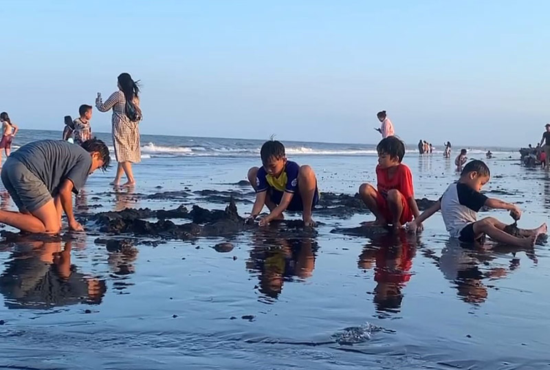 Anak-anak asyik bermain pasir di Pantai Wonosari, Kelurahan Sobo, Kecamatan Banyuwangi pada hari Minggu (7/7) lalu.
