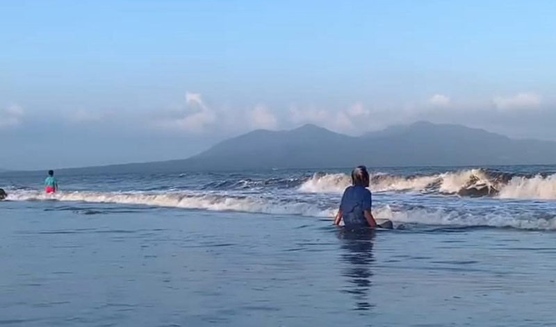 Pemandangan pesisir Pantai Wonosari di Kelurahan Sobo, Kecamatan Banyuwangi tampak indah dengan langit yang cerah dan biru.