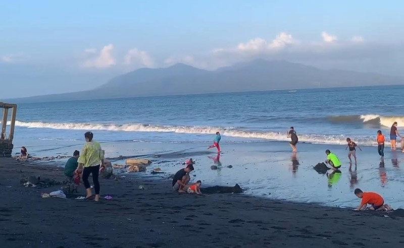 Pantai Wonosari di Kelurahan Sobo, Kecamatan Banyuwangi makin ramai dikunjungi wisatawan lokal saat hari-hari libur.
