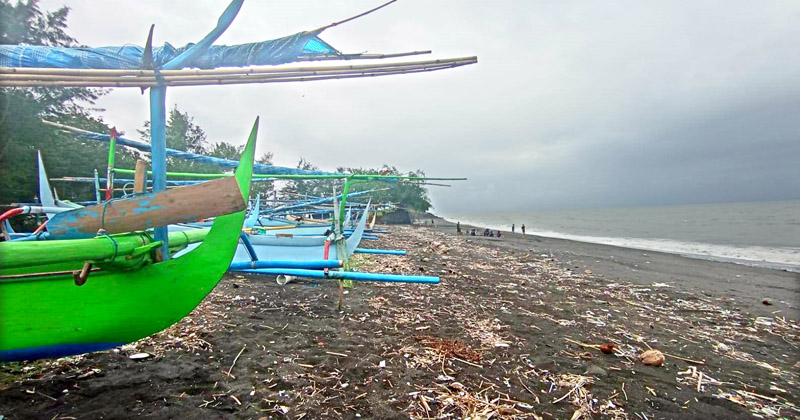 TAK NYAMAN: Sepanjang Pantai Kedunen, Desa Bomo, Kecamatan Blimbingsari dipenuhi sampah yang berserakan Rabu (10/7)
