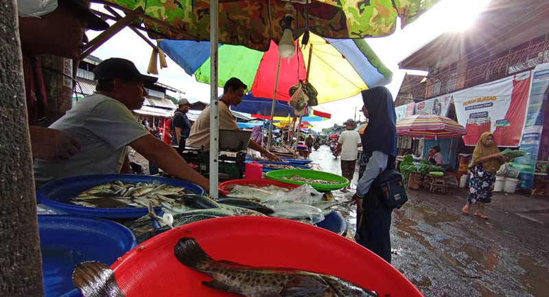 TURUN HARGA: Pedagang ikan laut segar menggelar daganganya di Pasar Rogojampi, Kecamatan Rogojampi Rabu (10/7)