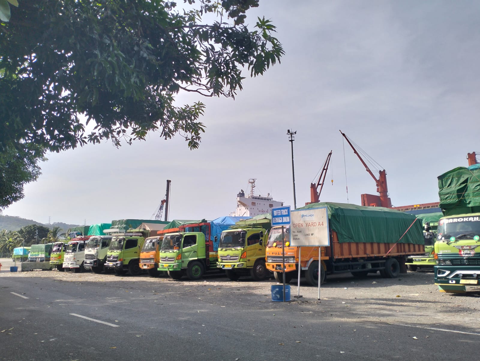 SUDAH PENUH: Kendaraan antre di dalam Pelabuhan Tanjung Wangi menunggu keberangkatan kapal menuju Gili Mas, Lombok, Rabu (10/7).