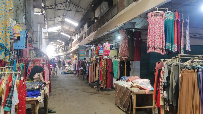 SEPI: Penjualan baju di Pasar Induk Genteng 1, Desa Genteng Kulon, Kecamatan Genteng sepi pembeli Rabu (10/7).