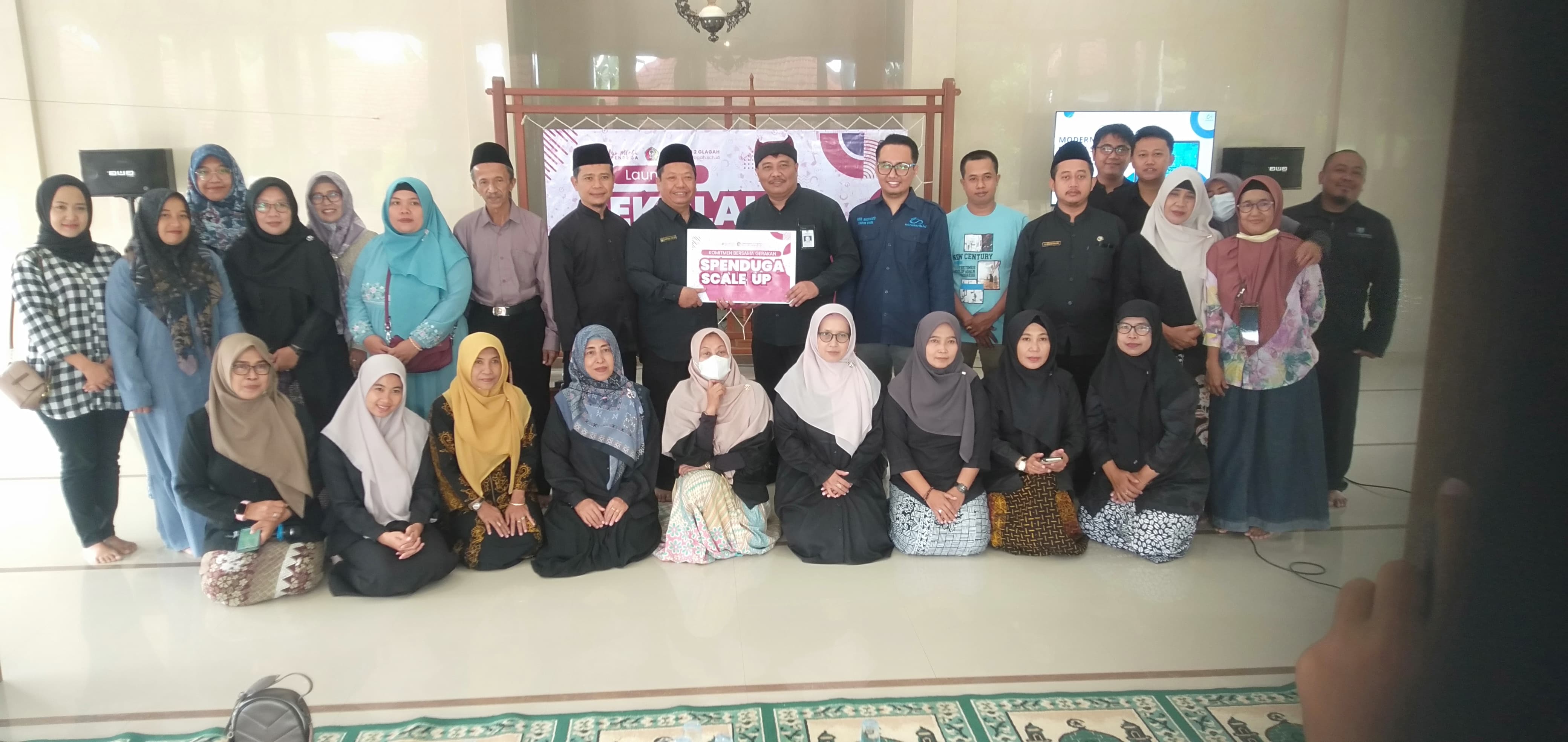 KOMITMEN BERSAMA: Sekretaris Dinas Pendidikan Dr H Alfian bersama Kepala SMPN 2 Glagah Karyono, S.Pd, MT, pimpinan scholarik.id dan peserta launching Sekolah Digital, pada Kamis (11/7).