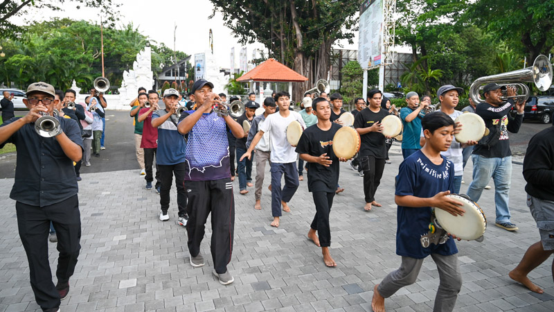 LATIHAN TERAKHIR: Puluhan pemain rebana dan drumband korsik berlatih di halaman kantor Pemkab Banyuwangi Kamis (13/7).