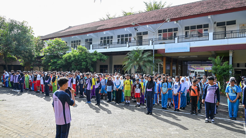 TETAP MENYENANGKAN: Pengurus OSIS memberikan arahan kepada peserta didik baru dalam kegiatan pra-MPLS di SMPN 1 Banyuwangi Kamis(11/7).
