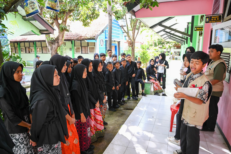 PESERTA DIDIK BARU: Kegiatan hari pertama MPLS di SMPN 1 Glagah diisi dengan kegiatan menciptakan yel-yel.