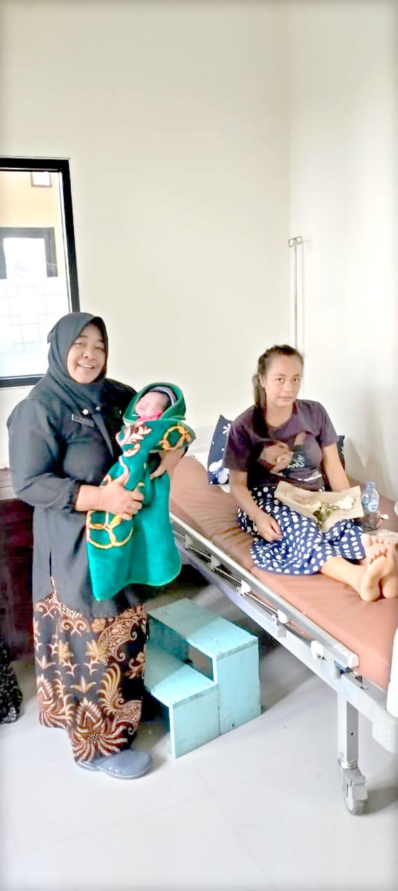 SELAMAT: Sudanisih masih lemas setelah melahirkan anaknya yang dirawat di Puskesmas Pembantu Sarongan.