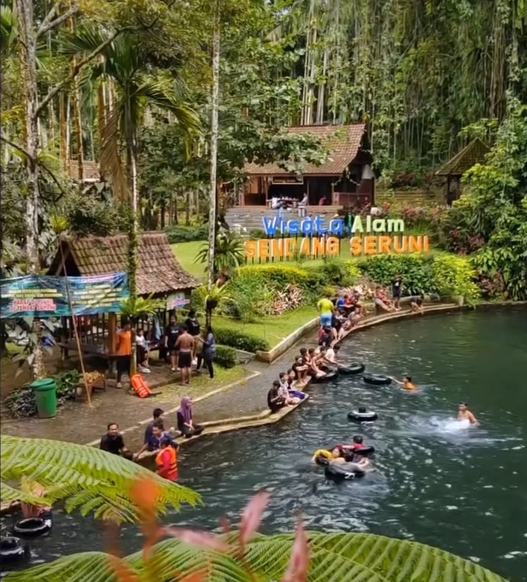 Kolam utama Sendang Seruni diperuntukkan pemandian orang dewasa, karena kedalaman airnya mencapai 145-165 cm.