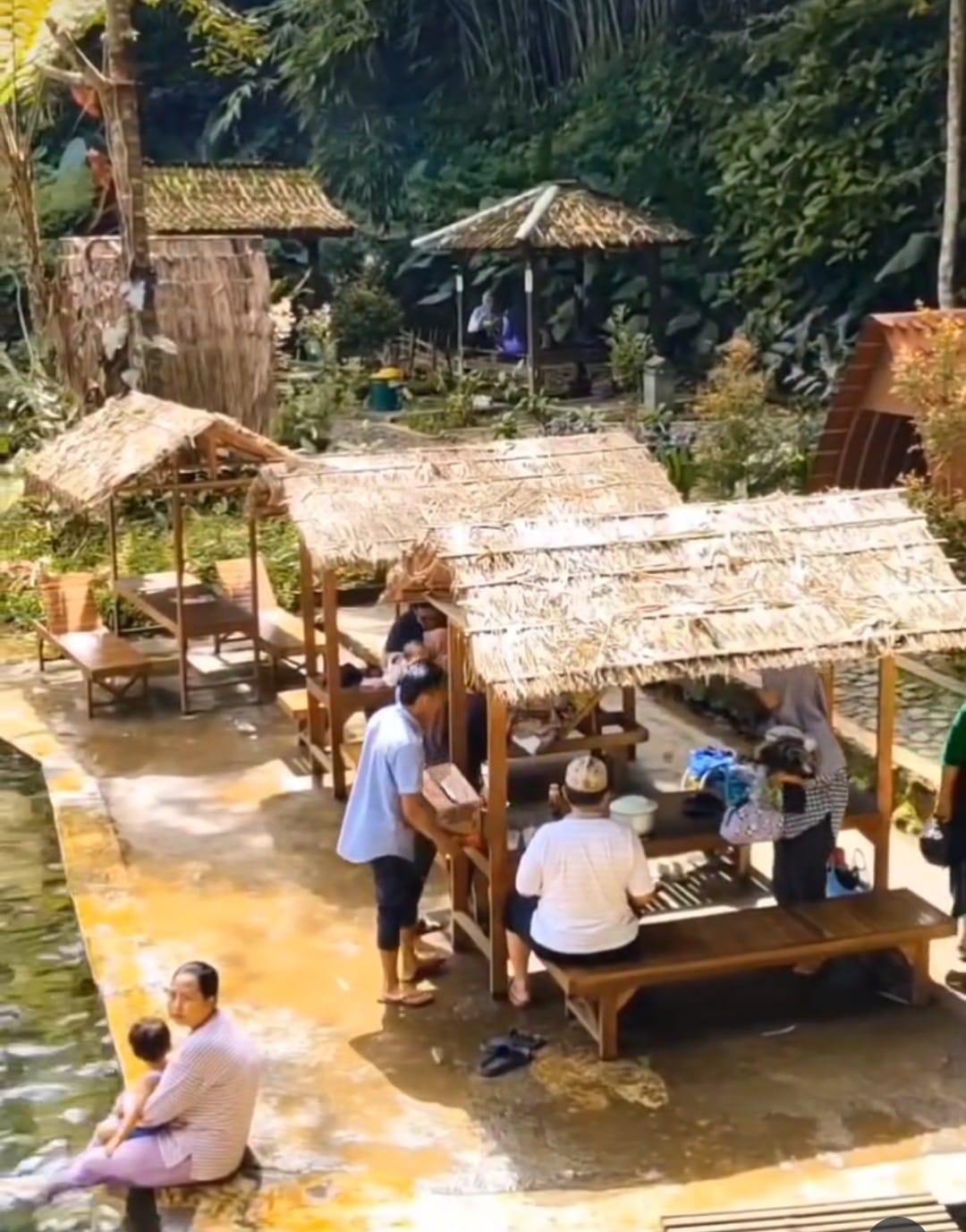 Beberapa gazebo tersedia bagi pengunjung untuk berteduh dan bersantai di tepi kolam Sendang Seruni.