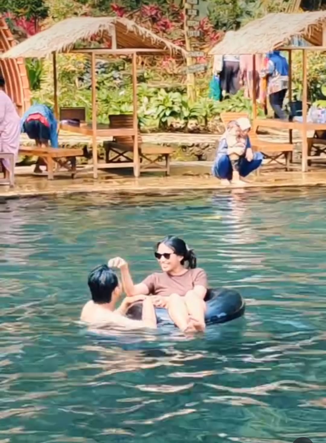 Pengunjung Sendang Seruni bebas bermain air di kolam dengan ban sewaan sehingga bisa  healing di saat liburan.