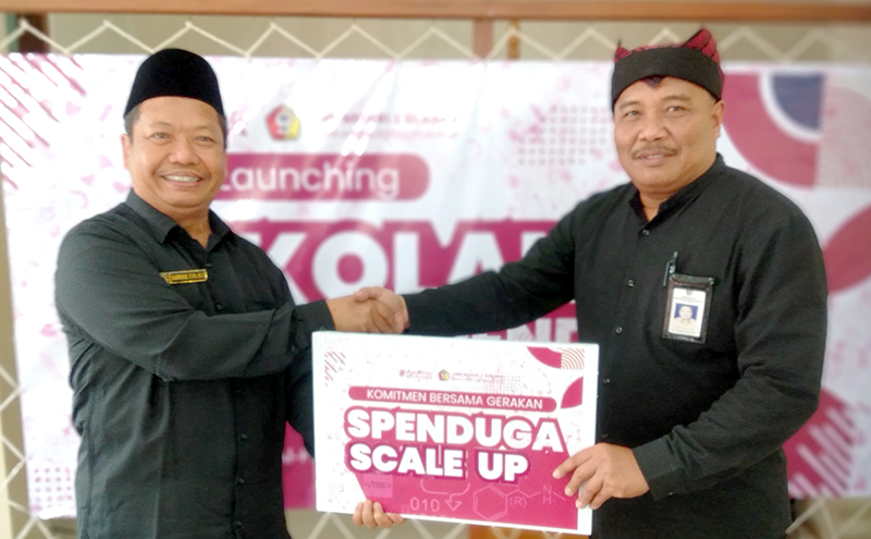 KOMITMEN BERSAMA: Sekretaris Dinas Pendidikan Dr H Alfian bersama Kepala SMPN 2 Glagah Karyono, S.Pd, MT, pimpinan scholarik.id dan peserta launching Sekolah Digital, Kamis (11/7