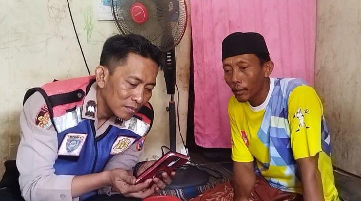 BERDUKA: Sahamin (kanan) menceritakan kejadian yang menimpa istrinya, Fitriyah, saat menjadi pekerja migran di Malaysia kepada Bhabinkamtibmas Kamis (11/7).