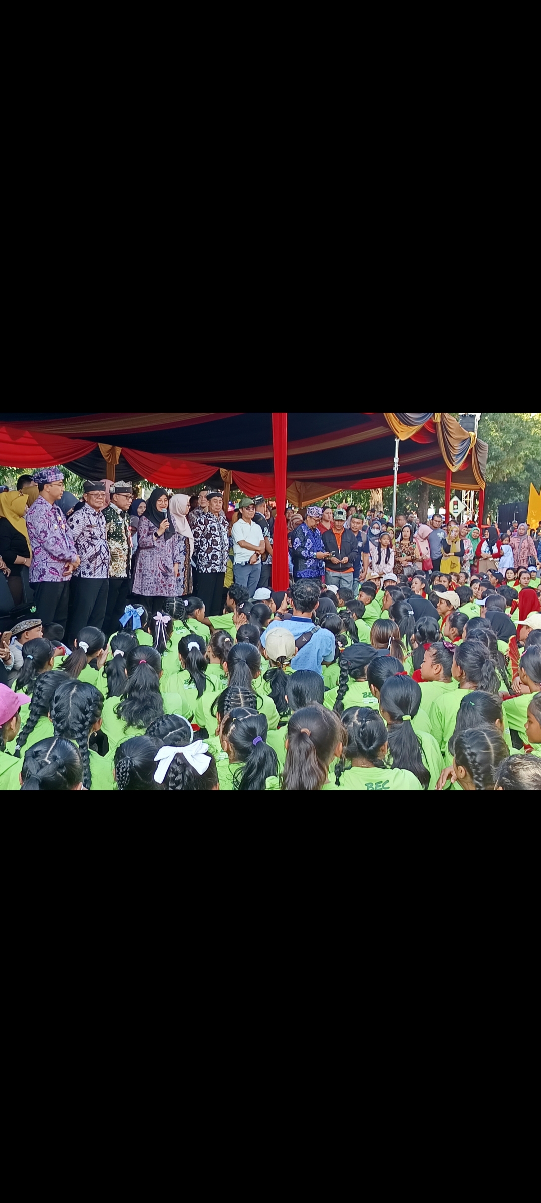Bupati Banyuwangi, Ipuk Fiestiandani saat meninjau gladi bersih BEC 2024, Jumat (12/7)