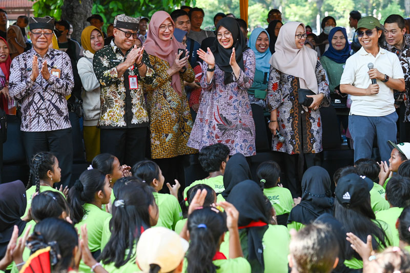 GLADI RESIK: Bupati Ipuk Fiestiandani didampingi Sekkab Mujiono (dua dari kiri) dan Majelis Kehormatan DKB Samsudin Adlawi (kanan) menyaksikan gladi resik opening BEC di depan Gesibu Blambangan&nbsp;Jumat