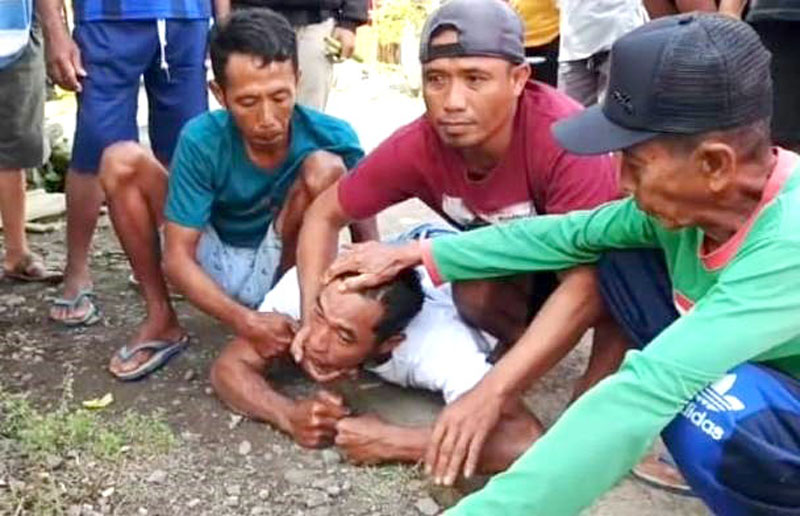 KEBOAN MAKIN DEKAT: Rahmat &nbsp;kesurupan roh leluhur dan meminta dibuatkan kubangan untuk ritual Keboan di Dusun Sukodono, Desa Aliyan, Kecamatan Rogojampi Jumat (12/7)