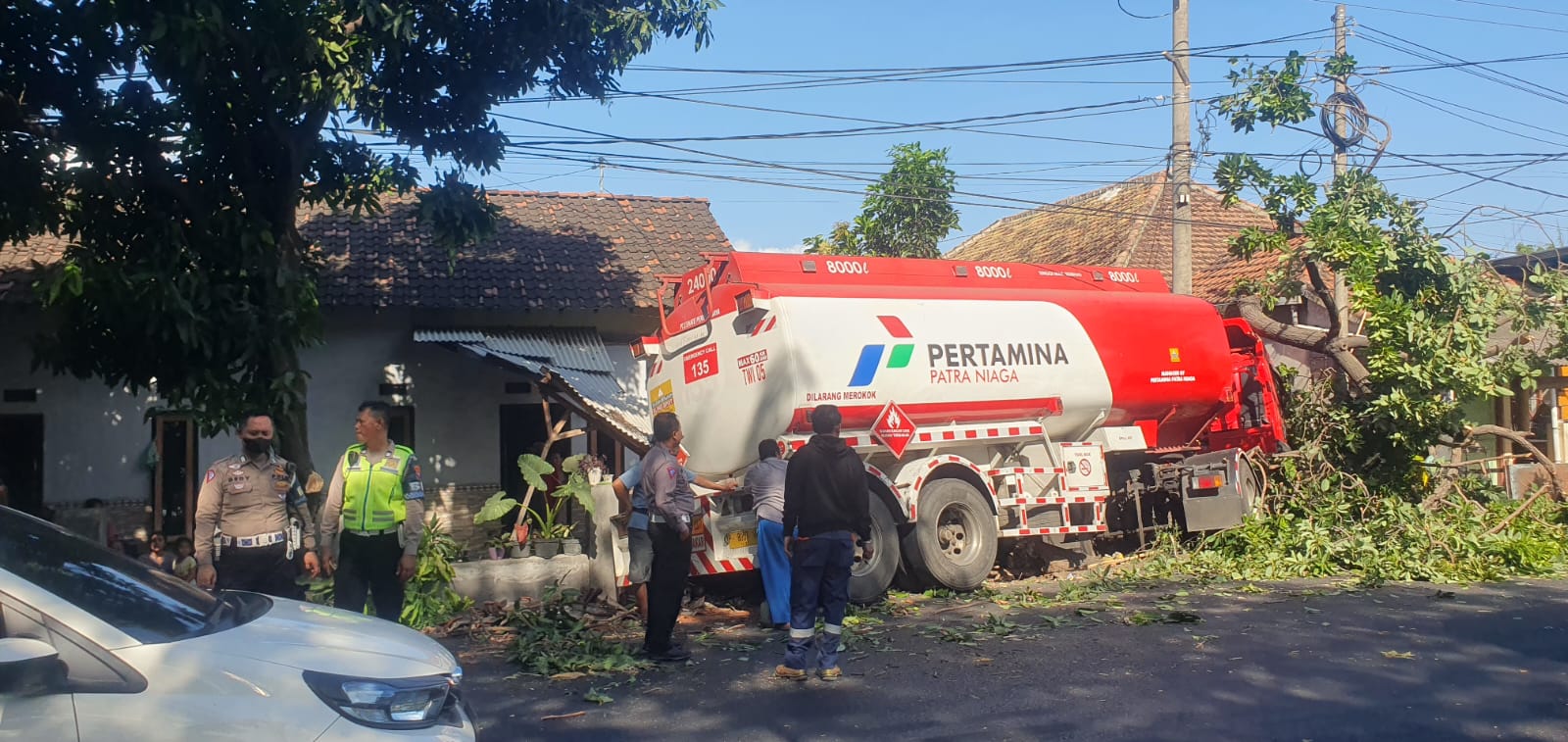 NYUNGSEP: Truk pengangkut BBM milik Pertamina menabrak rumah warga di Dusun Selogiri, Desa Ketapang, Kecamatan Kalipuro, Jumat (12/7) siang.