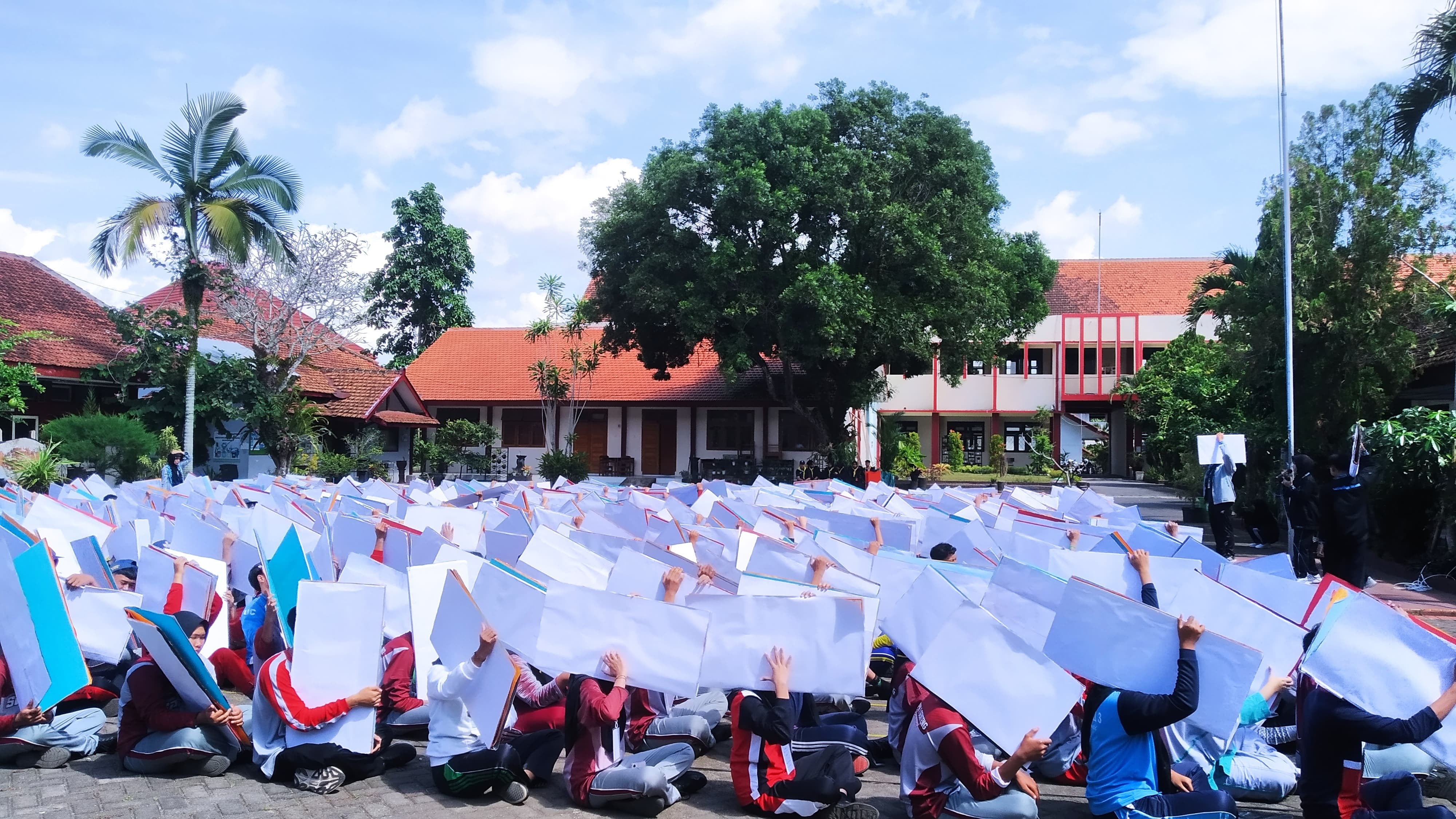 BERSEMANGAT: Para siswa baru SMAN 1 Genteng duduk bersama mnembentuk formasi kegiatan papper mob Jumat (12/7).