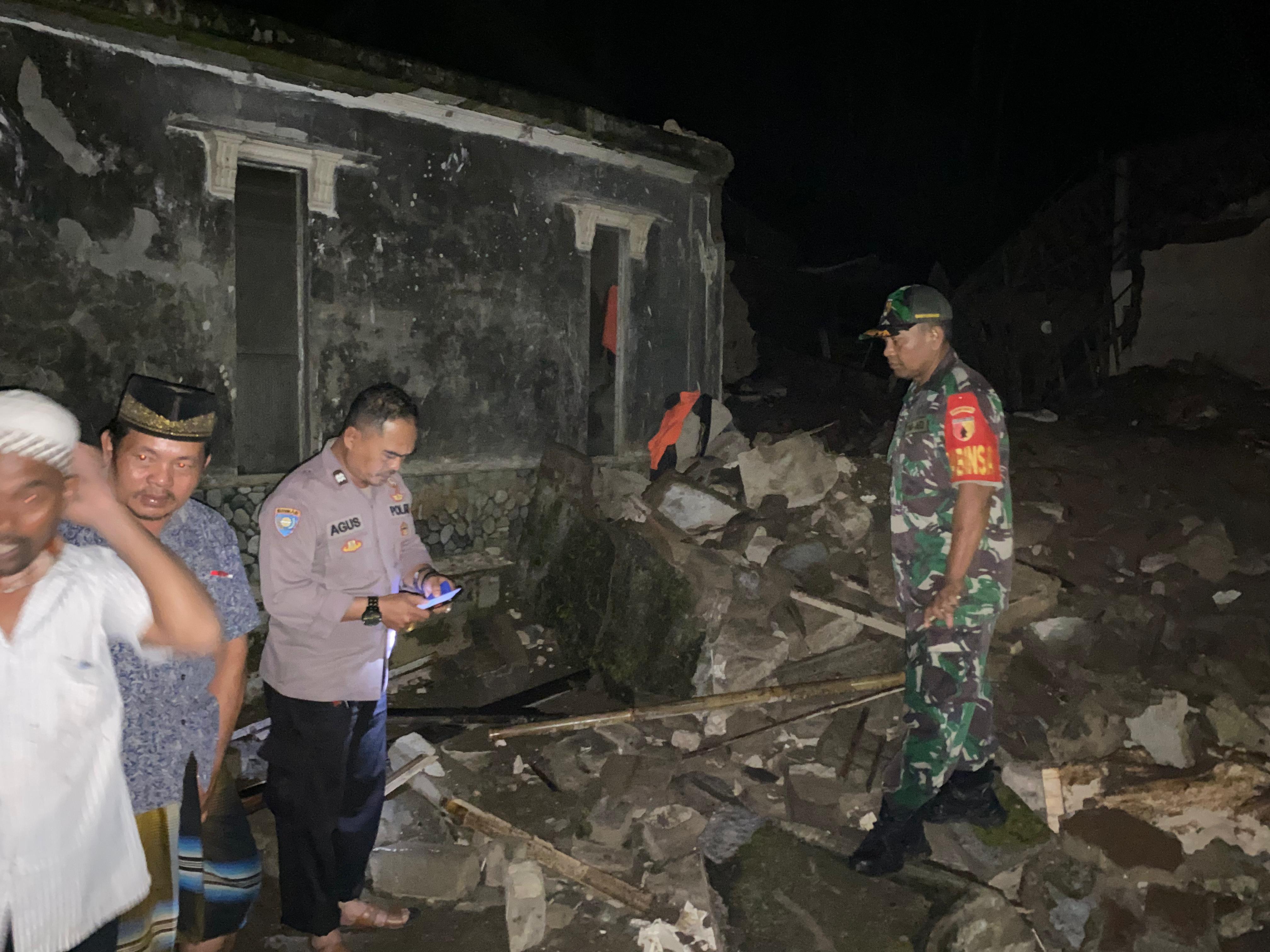EVAKUASI: Personel Polsek Licin mengevakuasi tubuh Toni yang tertimpa bangunan rumah yang roboh di Dusun Bedengan, Desa Kluncing, Kecamatan Licin, Kamis petang (11/7).