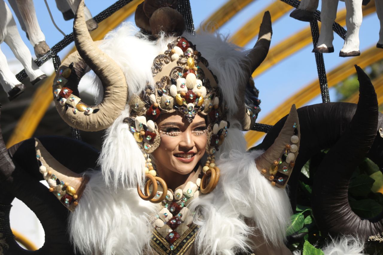 Salah satu pemenang BEC 2024 dari Desa Purwoagung, Kecamatan Tegaldlimo, Banyuwangi saat penilaian kostum tahap 2 di Lorong Bambu Gesibu Blambangan, Selasa (9/7).