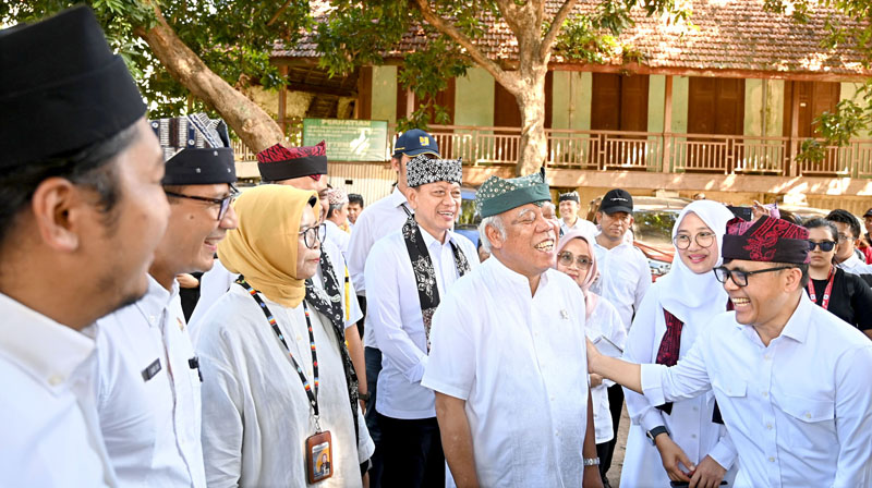 HADIRKAN KONSEP HERITAGE: Menpan-RB Abdullah Azwar Anas berbincang santai dengan  Menteri PUPR Basuki Hadimuljono di halaman Asrama Inggrisan, Sabtu (13/7).
