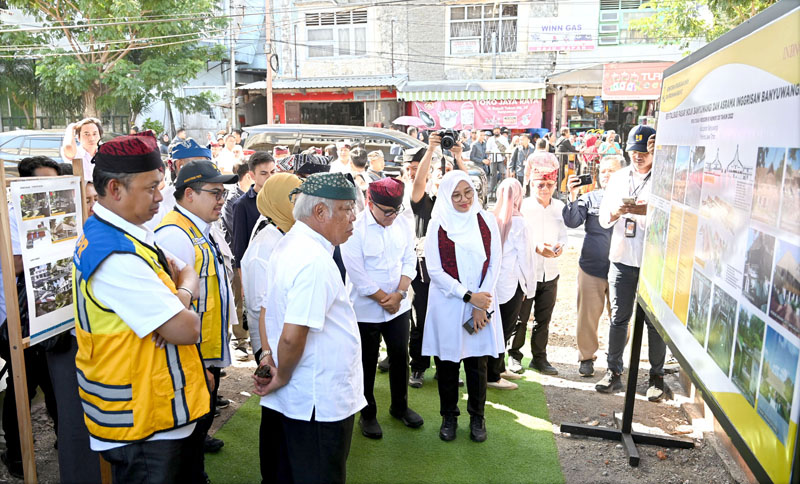 PAKAI KONSEP HERITAGE: Menteri PUPR Basuki Hadimuljono didampingi Menpan-RB Abdullah Azwar Anas dan Bupati Ipuk Fiestiandani melihat site plan revitalisasi Pasar Banyuwangi dan Asrama Inggrisan