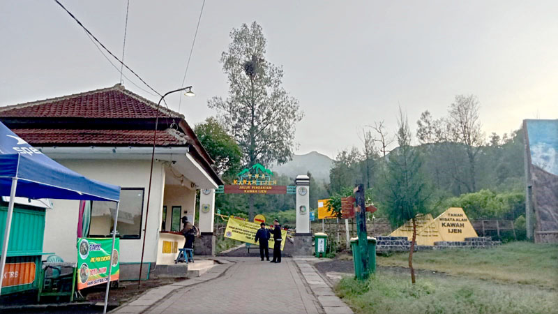 PINTU MASUK DITUTUP: TWA Kawah Ijen ditutup karena terjadi peningkatan aktivitas vulkanik di gunung yang memiliki ketinggian 2.386 mpdl tersebut.