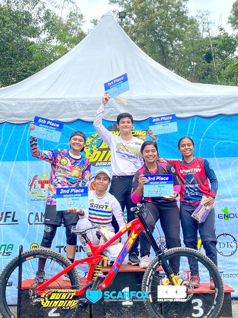Foto 2 NAIK PODIUM: Tim SART di kelas Women Open meraih juara 2.