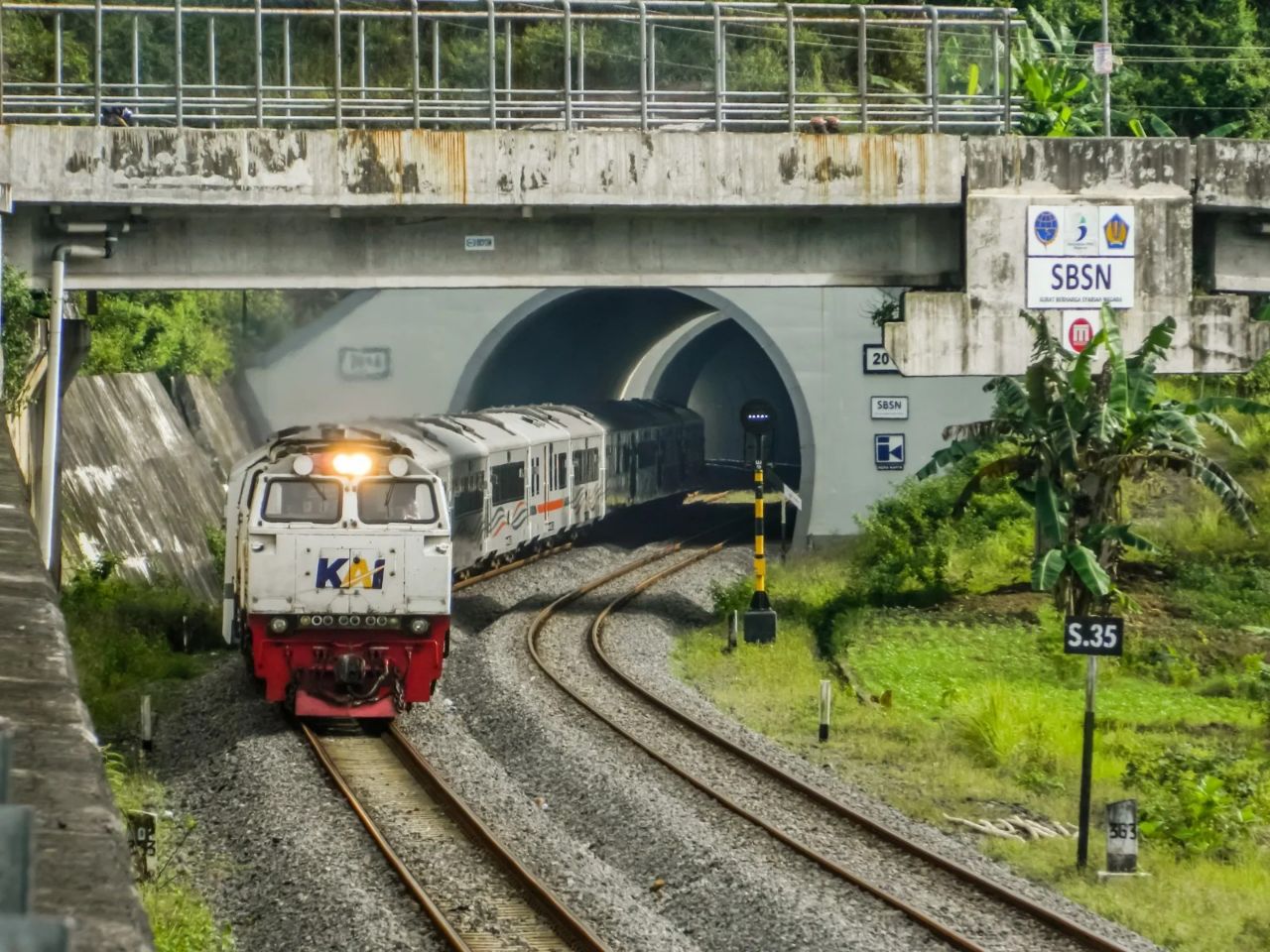 Kereta api jadi moda transportasi pilihan masyarakat untuk bepergian.