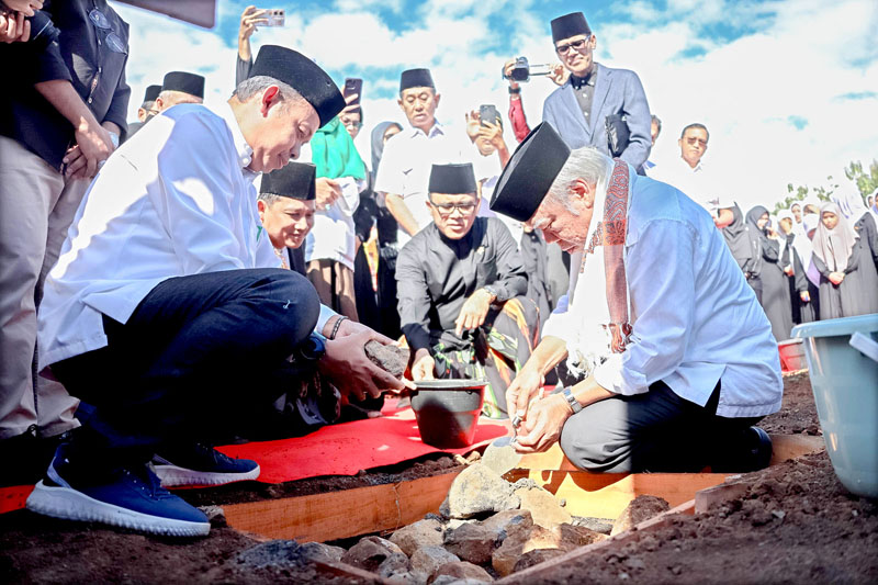 GROUNDBREAKING: Menteri PUPR HM Basuki Hadimoeljono (kanan) meletakkan batu pertama pembangunan rumah susun didampingi Menteri PAN RB Abdullah Azwar Anas, ketua Yayasan Mabadiul Ihsan H Sukron Makmun