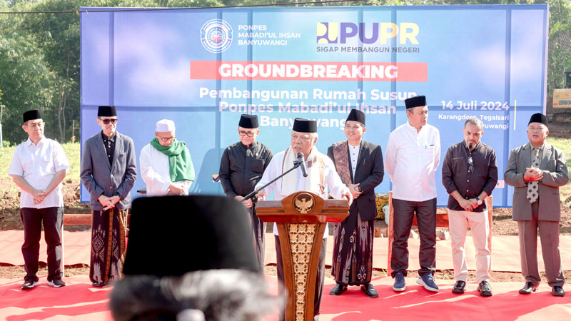 APRESIASI: Menteri PUPR HM Basuki Hadimoeljono menyampaikan paparannya terkait pembangunan gedung di pondok pesantren Minggu (14/7).