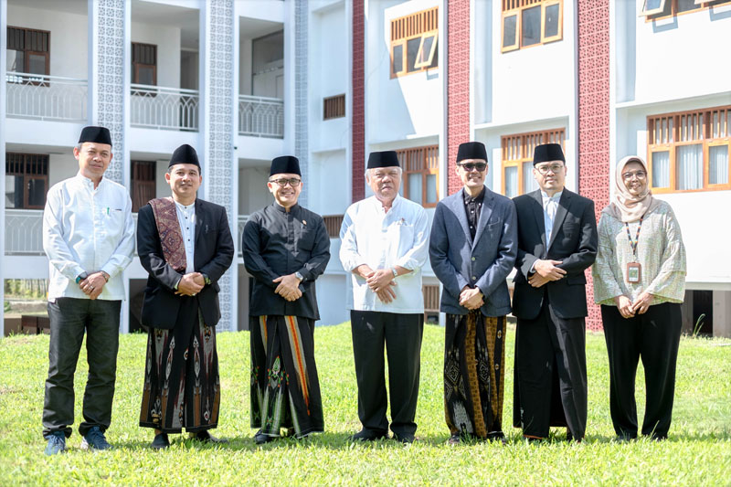 MEGAH: HM Basuki Hadimoeljono, Abdullah Azwar Anas, H Sukron Makmun Hidayat, Rahmatullah dengan latar gedung di pesantren.