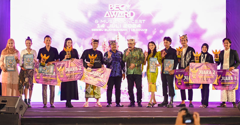 BANGGA: Plt Kepala Disbudpar Taufik Rohman (enam dari kiri) dan Staf Ahli Pemkab Banyuwangi Edy Supriyono berfoto bersama para juara BEC kategori warisan budaya dan keindahan alam.
