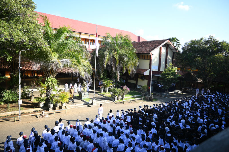 APEL PAGI: Siswa SMPN 1 Banyuwangi mengikuti upacara hari Senin di halaman sekolah setempat pada hari pertama masuk sekolah Senin (15/7).&nbsp;