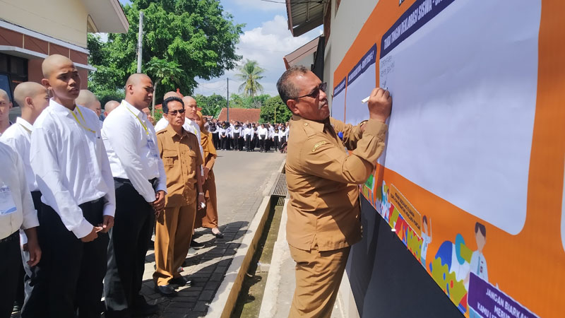 ZERO BULLYING: Kepala Smadatara Mujib bersama para guru dan taruna foto bersama sambil membentangkan poster anti perundungan Senin (15/7).