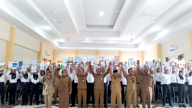 AWAL: Kepala Smadatara Mujib menandatangani banner deklarasi sekolah anti perundungan Senin (15/7).&nbsp;