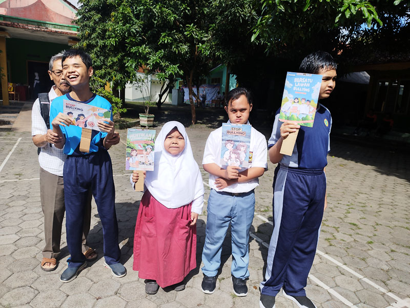 HENTIKAN PERUNDUNGAN: Anak-anak berkebutuhan khusus di SLB Negeri Banyuwangi memegang poster antiperundungan dalam kegiatan MPLS Senin (15/7).