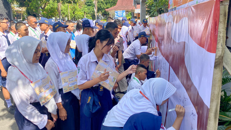 STOP BULLYING: Peserta didik baru di SMAN 1 Giri Taruna Bangsa menandatangani petisi sebagai bentuk komitmen bersama mewujudkan Banyuwangi antiperundungan di lingkungan sekolah Senin (15/7).