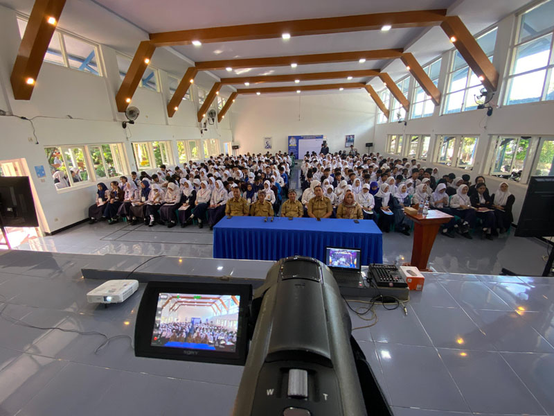 DIHADIRI KASEK DAN GURU: Siswa baru di SMAN 1 Glagah mengikuti MPLS di aula sekolah setempat Senin (15/7). Siswa diberi pemahaman tentang program unggulan sekolah.&nbsp;