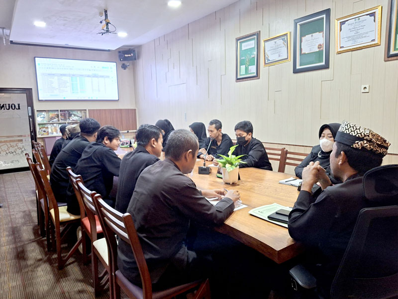 FOKUS: Sekretaris Dispertan Ilham Juanda memimpin rapat teknis seleksi Jagoan Tani beberapa hari lalu.