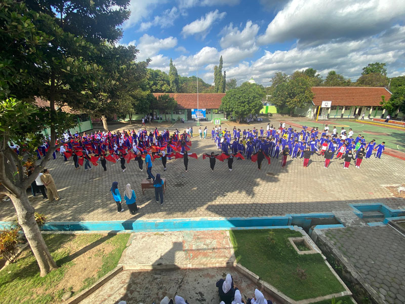KOLOSAL: Ratusan peserta didik baru SMPN 1 Glagah menari massal dalam penutupan MPLS yang berlangsung di halaman sekolah setempat, Senin (16/7).