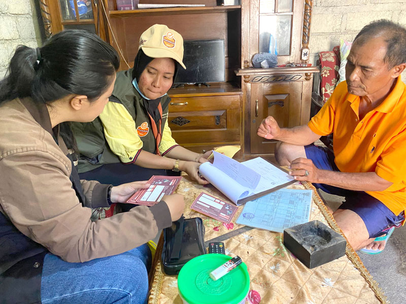 DOOR TO DOOR: Personel pantarlih mendatangi rumah-rumah warga untuk melakukan pencocokan dan penelitian data pemilih Pilkada 2024.
