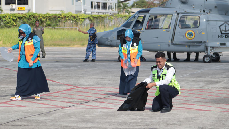 BERPOTENSI BAHAYA: Karyawan PT Angkasa Pura II Cabang Banyuwangi bersama stakeholder memungut sampah yang berada di apron Bandara Banyuwangi Selasa (16/7).