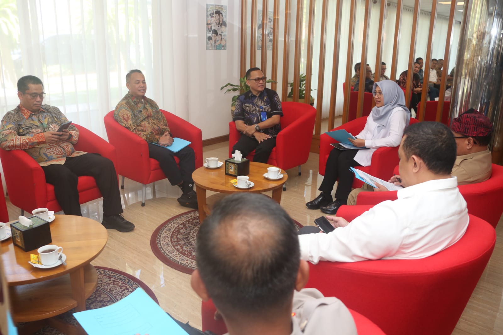 PERANGI NARKOBA: Bupati Ipuk Fiestiandani bertemu jajaran BNN RI dan Forkopimda membahas pembentukan BNN Banyuwangi di lounge pelayanan publik kantor pemkab.