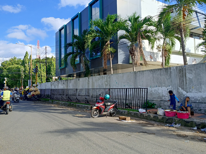 BATASI AKSES: Barrier dipasang di dekat lampu lalu lintas sebelah selatan kantor Pegadaian Banyuwangi untuk menata lokasi PKL berjualan.