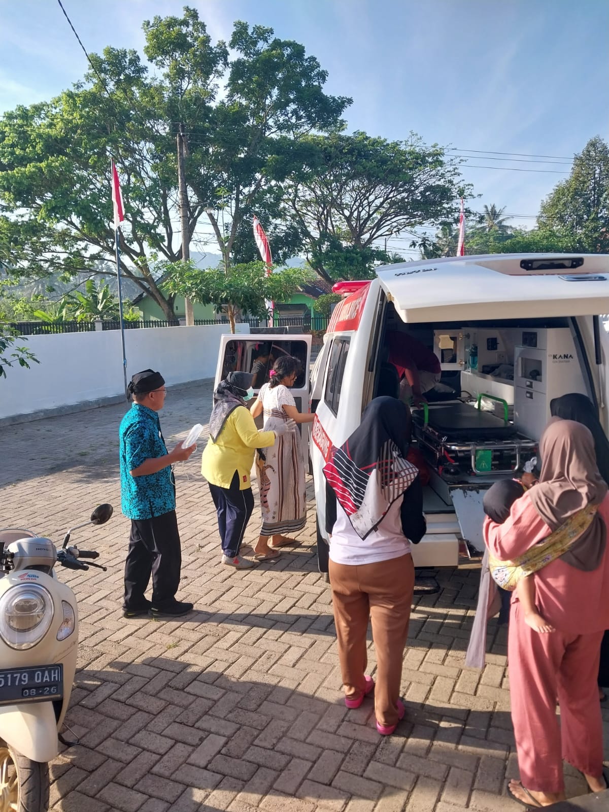 LAYANI IBU HAMIL: Para bidan di wilayah terluar di Kecamatan Pesanggaran memberikan layanan kesehatan kepada masyarakat.