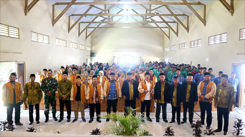 PELEPASAN: Rektor IAI Ibrahimy Genteng Dr H Lukman Hakim Sag MHI (enam dari kiri) bersama pengurus yayasan, para dosen dan mahasiswa peserta KKN Reguler di Kantor Kecamatan Glagah Rabu (17/7).