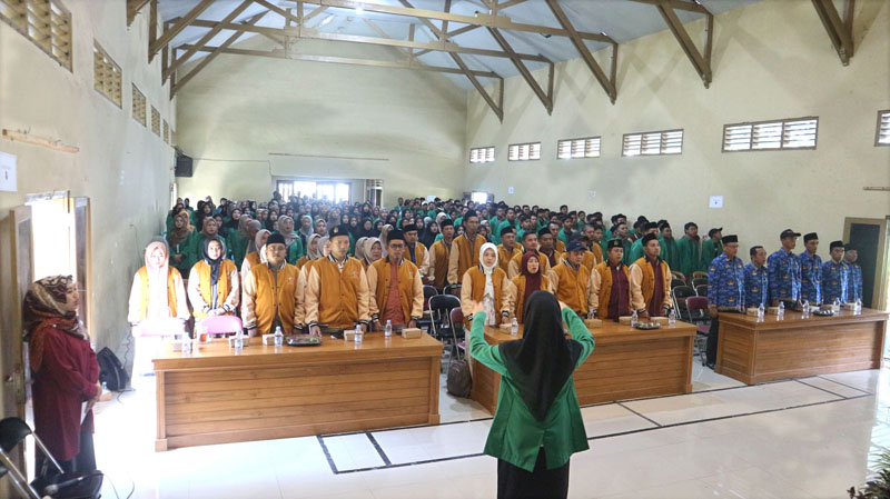 SIAP MENGABDI: Ratusan mahasiswa IAI Ibrahimy Genteng mengikuti acara pelepasan peserta KKN Reguler di Kantor Kecamatan Glagah Rabu (17/7)