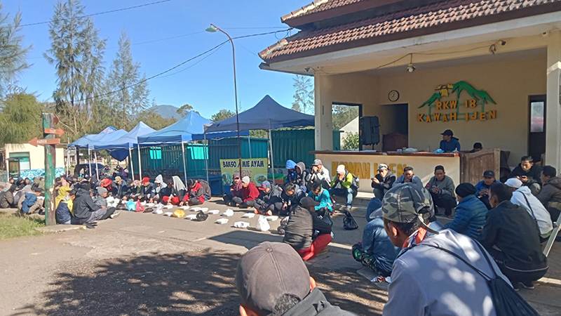 JAGA KEBERSAMAAN: Pemandu wisata, petugas BKSDA, dan petugas resort Kawah Ijen menggelar doa bersama demi kesembuhan Ijen, Rabu lalu (17/7).