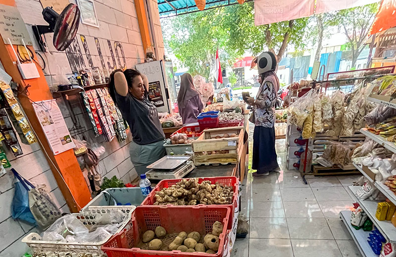 MUDAHKAN PEMBELI: Toko mlijo yang terletak di Jalan Adi Sucipto, Kelurahan Sobo, ini buka pukul 05.00 hingga pukul 22.00. Aneka kebutuhan dapur tersedia di kedai tersebut.